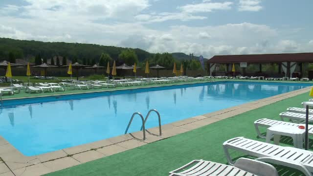 Vremea instabilă a afectat profiturile ștrandurilor și piscinelor: ”Dăm 20 de bilete pe zi”