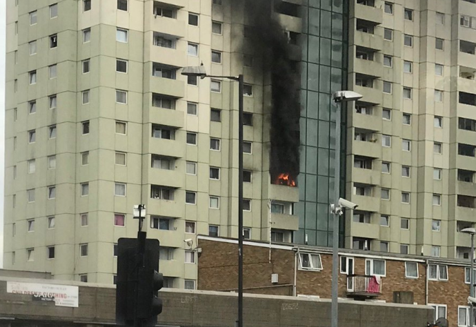 Incendiu într-un bloc turn din Londra. 10 autospeciale de pompieri, chemate în ajutor. VIDEO