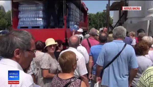 Locuitorii Bacăului s-au întors în timp cu 100 de ani: cară apă cu găleata