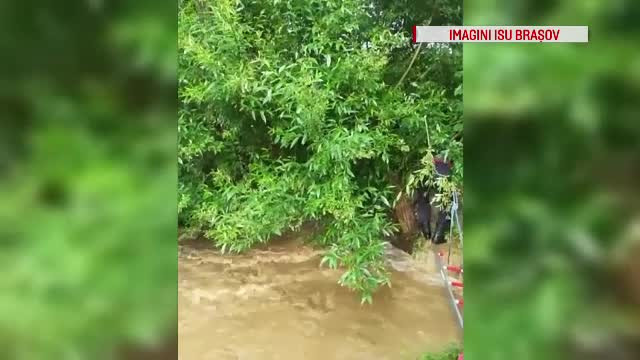 Copil de 5 ani, luat de curenți. Tatăl său a vrut să treacă un râu învolburat cu căruța