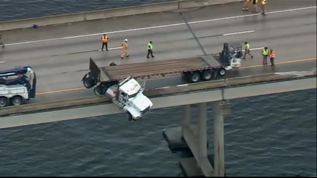 Un camionagiu din Statele Unite s-a trezit suspendat deasupra unui râu