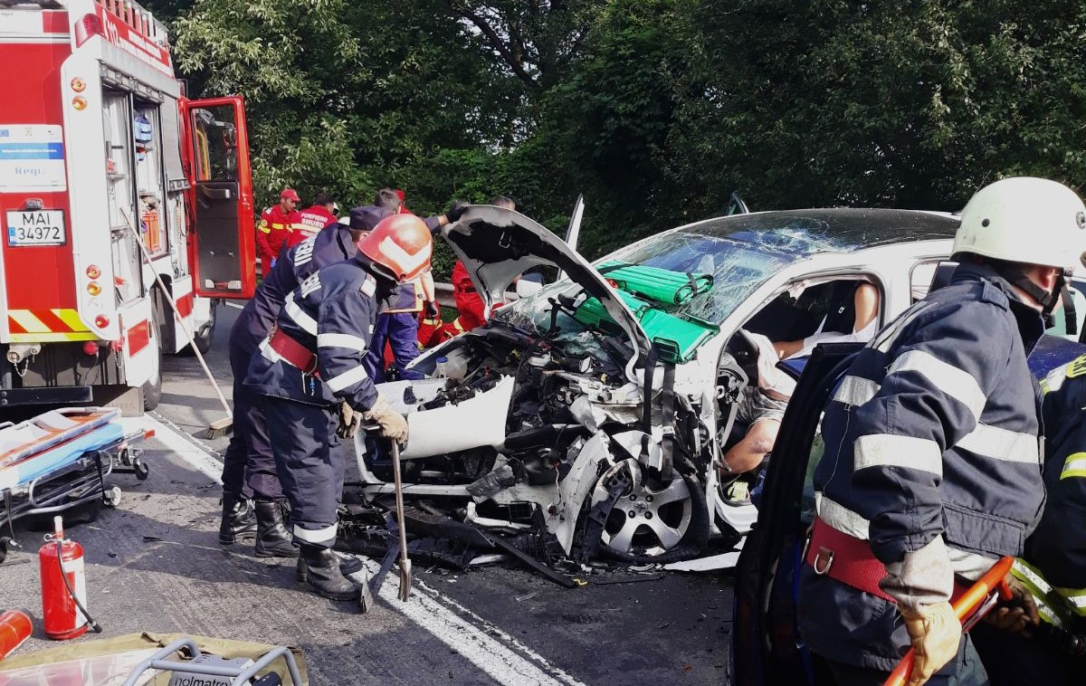 Accident foarte grav pe DN 7. Șapte oameni sunt răniți, printre care și doi copii