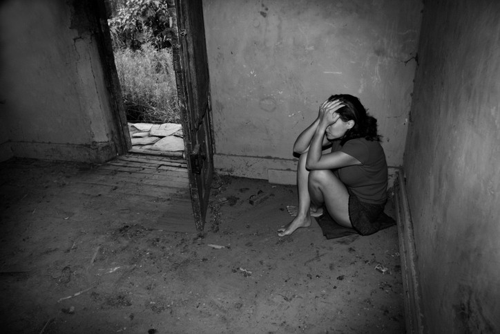 Drogată și violată timp de 4 zile de peste 40 de bărbați. Cum a reușit femeia să scape