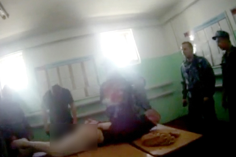 Deținut bătut crunt de 10 gardieni într-o închisoare: ”Uite cum i se umflă picioarele!” VIDEO