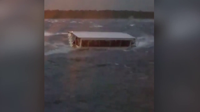 Momentul în care vaporașul cu turiști se scufundă. 9 morți, membri ai aceleiaşi familii