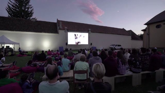 Un sat din Transilvania dă o lecţie de cultură. 15.000 de spectatori la un festival de teatru, carte şi film
