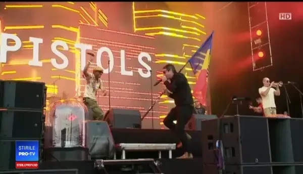 Artistul care a urcat pe scenă, la Electric Castle, cu drapelul României. ”Suntem înapoi acasa”