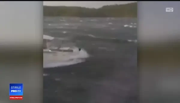 Momentul în care vaporașul cu turiști se scufundă. 9 morți, membri ai aceleiaşi familii