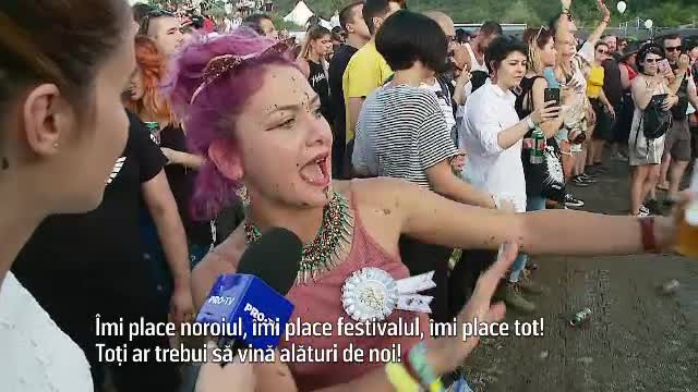 O tânără a dansat în noroi de fericire, la Electric Castle: ”Îmi place tot”