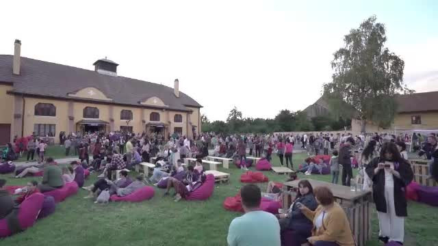 C'Art Fest. Lecție de cultură într-un sat din județul Brașov cu Maia Morgenstern sau Pascal Bruckner