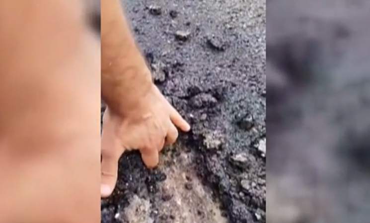 Un bărbat a filmat cum rupe cu mâna bucăți dintr-un asfalt proaspăt turnat. VIDEO