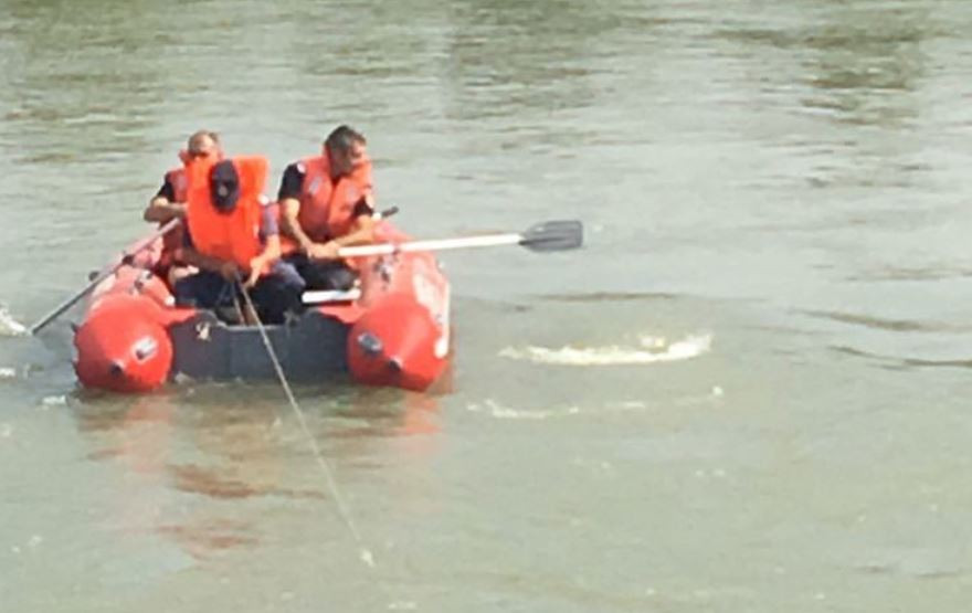 Copilul de 14 ani căutat în Jiu a fost găsit mort. Fratele lui de 9 ani s-a înecat în acelaşi loc