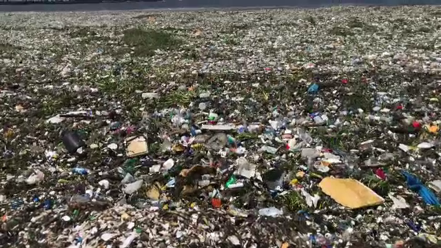 Imagini șocante. Marea acoperită de un strat de deșeuri atât de gros că nu se vede apa