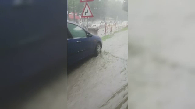 Ploaie torențială și grindină, pe Valea Prahovei. Turiștii plecați spre case, blocați în coloană