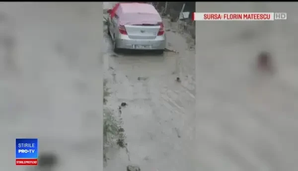 Ploaie torențială și grindină, pe Valea Prahovei. Turiștii plecați spre case, blocați în coloană