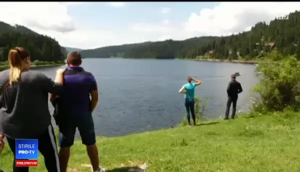 Directorul APIA Cluj căzut din barcă în Lacul Beliș, căutat de scafandri. FILMUL incidentului