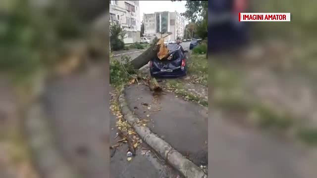 Furtuni puternice în mai multe orașe. Meteorologii avertizează că va ploua cu găleata