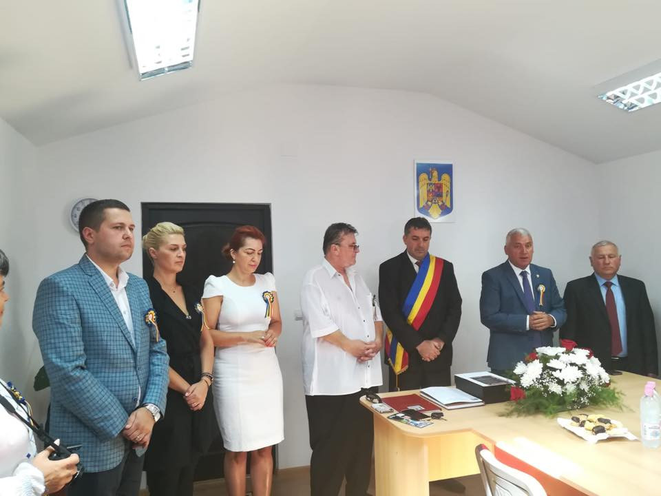 Un primar din Dâmbovița s-a autodeclarat Cetățean de Onoare. Reacția edilului: ”Am vărsat câteva lacrimi”