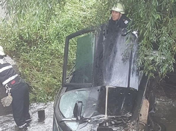 Un şofer care a adormit la volan a plonjat cu maşina în albia unui râu