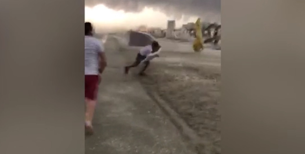 Mamaia, spulberată de o furtună violentă. Imagini infiorătoare surprinse de turiști