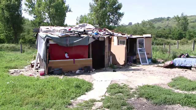 Fetiță de 11 ani, legată cu sfori de un stâlp în fața casei. A fost găsită dezbrăcată