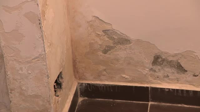 Visul imobiliar, transformat în coşmar. Apă care ţâşneşte din pereţi, case în care arzi de viu