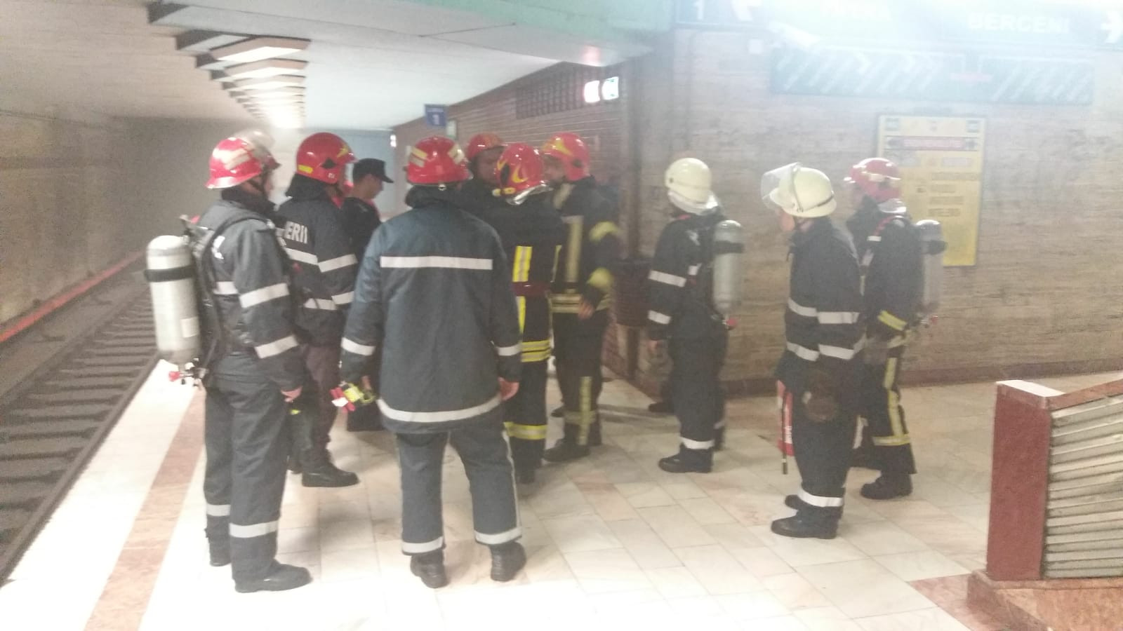 Verificări ale pompierilor în stația de metrou Eroii Revoluției. S-a observat fum pe peron