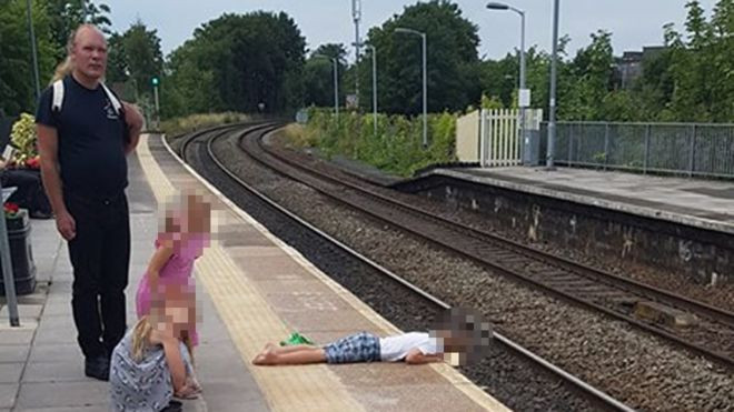 Imagine controversată cu un copil, pe marginea unui peron. Cum se apără tatăl
