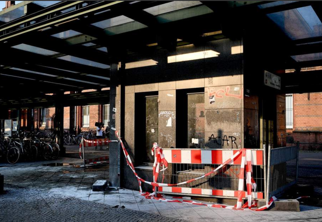 Oameni ai străzii, incendiați într-o stație de tren. O victimă este în comă