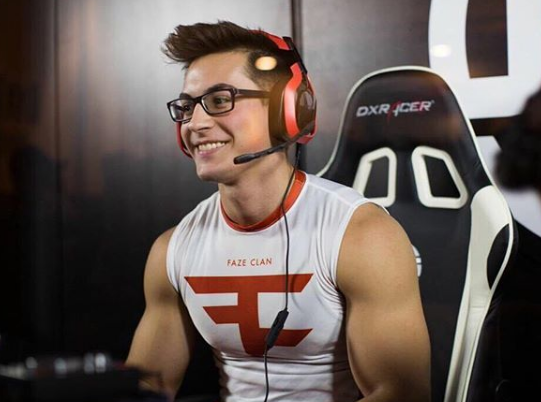 Un gamer s-a despărțit de o prezentatoare cu milioane de urmăritori ca să se joace Call of Duty. Cum arată femeia