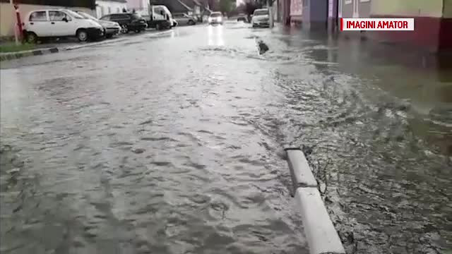 O femeie dintr-o zonă inundată a sunat la Salvare, dar după ce a fost scoasă cu targa prin apă s-a răzgândit