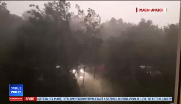 Furtuni puternice în mai multe orașe. Meteorologii avertizează că va ploua cu găleata