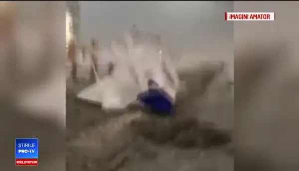 Furtuni puternice în mai multe orașe. Meteorologii avertizează că va ploua cu găleata