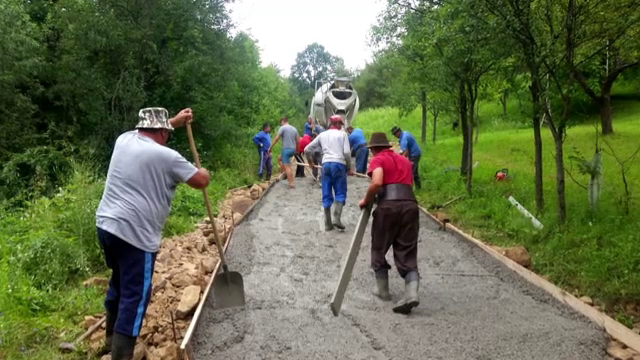 Sătui de indiferența autorităților, localnicii unei comune din Maramureș au betonat un drum de peste un km