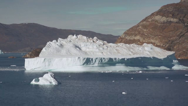 Un aisberg uriaș s-a apropiat periculos de o localitate, în Groenlanda. Pericol uriaș pentru populație