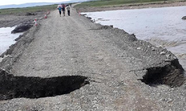 Un pod inaugurat săptămâna trecută în judeţul Suceava s-a stricat după 5 zile