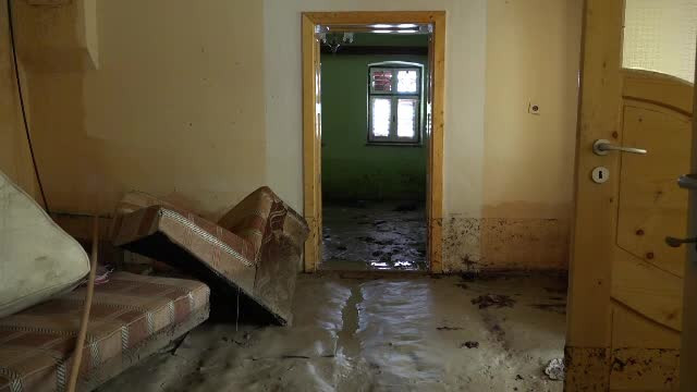 Au fost evacuați de urgență, iar când s-au întors au găsit dezastru. ”Totul e distrus”