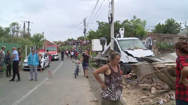 Șofer aproape să fie linșat după ce nu a tras frâna de mână. Unde a ajuns mașina