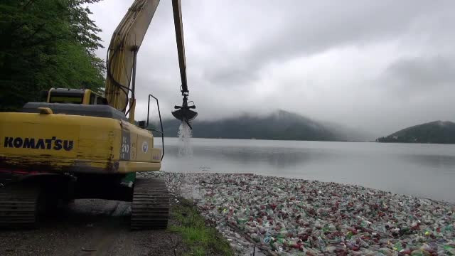 Cantitate record de gunoaie pe Lacul Bicaz. Voluntarii au reușit să curețe zona