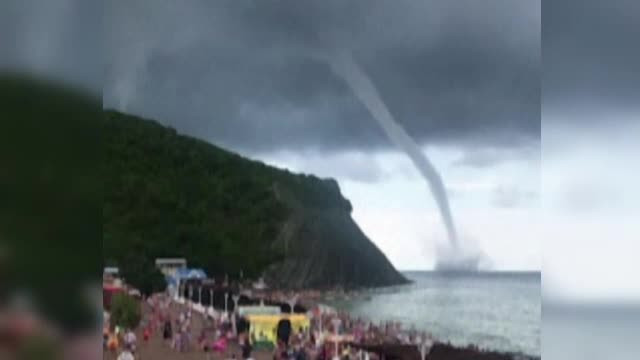 Tornadă uriaşă, la Marea Neagră. Turiştii au fugit din staţiunea ameninţată