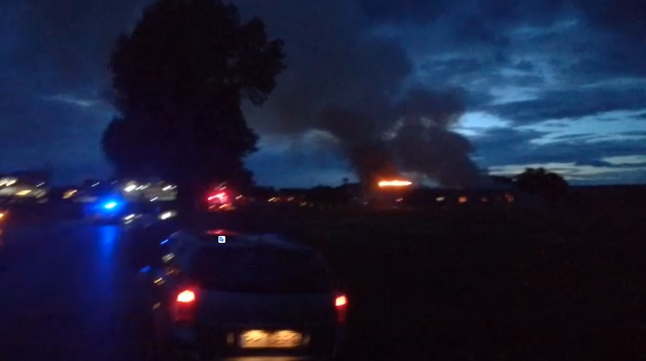 Incendiu de proporţii în apropriere de Ploieşti. 6 echipaje de pompieri au intervenit