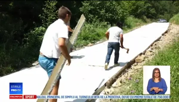 Sătui de indiferența autorităților, localnicii unei comune din Maramureș au betonat un drum de peste un km