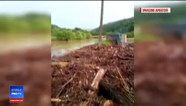 Jumătate din țară se află sub cod galben de ploi. Inundații grave în mai multe orașe