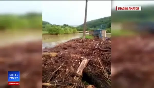 Au fost evacuați de urgență, iar când s-au întors au găsit dezastru. ”Totul e distrus”