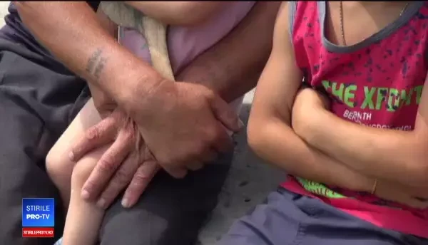 Un bărbat și-a bătut fiul până i-a rupt mâna. Bunica îi ia apărarea agresorului