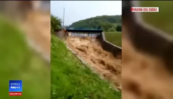 Au fost evacuați de urgență, iar când s-au întors au găsit dezastru. ”Totul e distrus”