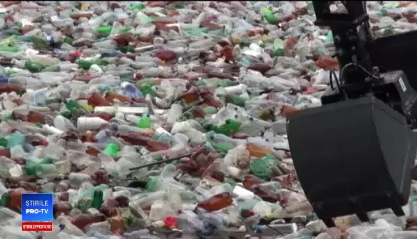 Cantitate record de gunoaie pe Lacul Bicaz. Voluntarii au reușit să curețe zona