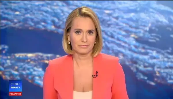 Moment incredibil surprins de un pescar. Zeci de mii de sardine sar din apă în barca sa