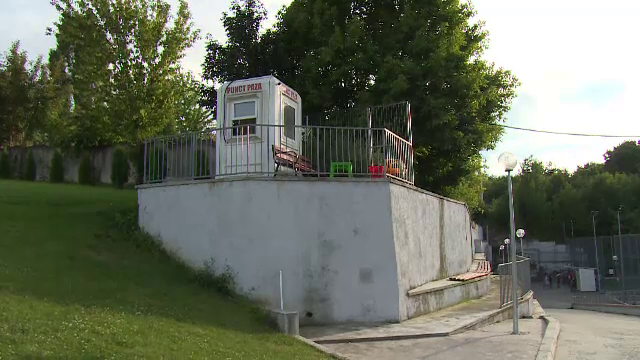 Copil de 11 ani, rănit grav, după ce a căzut de la 5 metri înălțime, lângă un teren de fotbal din Pitești