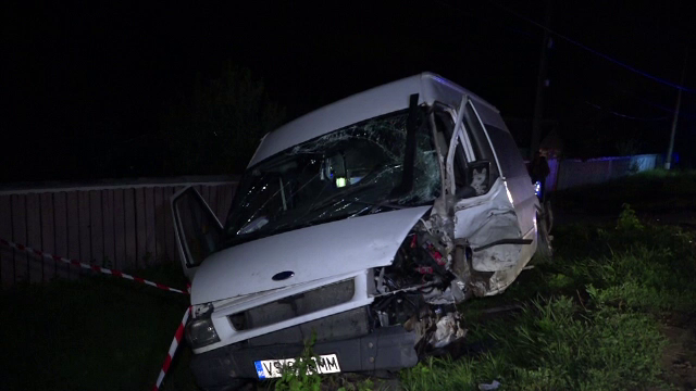 Microbuz lovit frontal în Vaslui. 7 răniți printre care și o gravidă